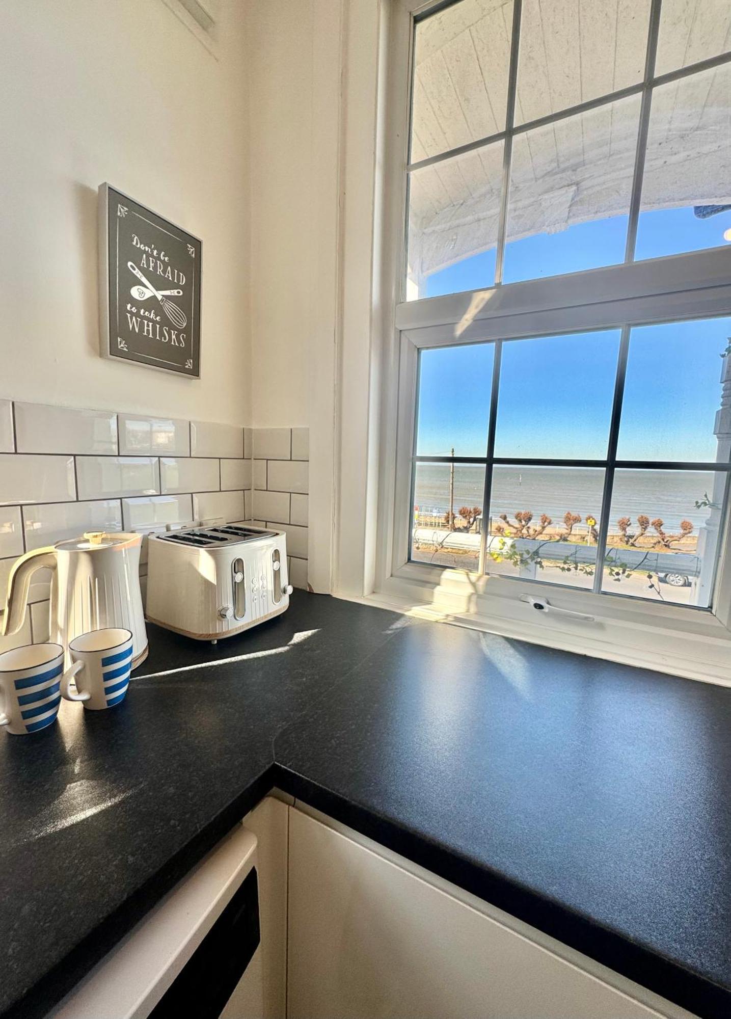 A View Of The Bay- Panoramic Sea Views- Sleeps 4 Apartment Westgate-on-Sea Bagian luar foto